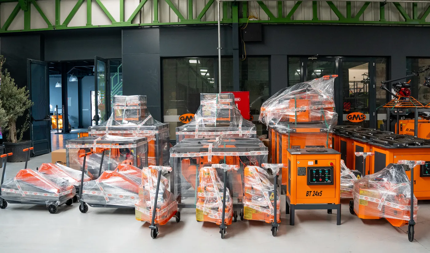 Versandfertig verpackte GMS-Maschinen in der Werkshalle