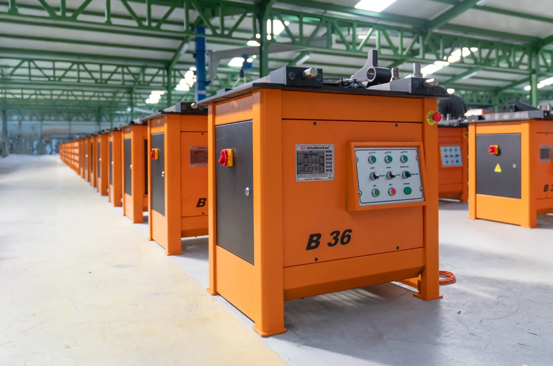 Fertige GMS B 36 Biegemaschinen in Reihe in der Produktionshalle