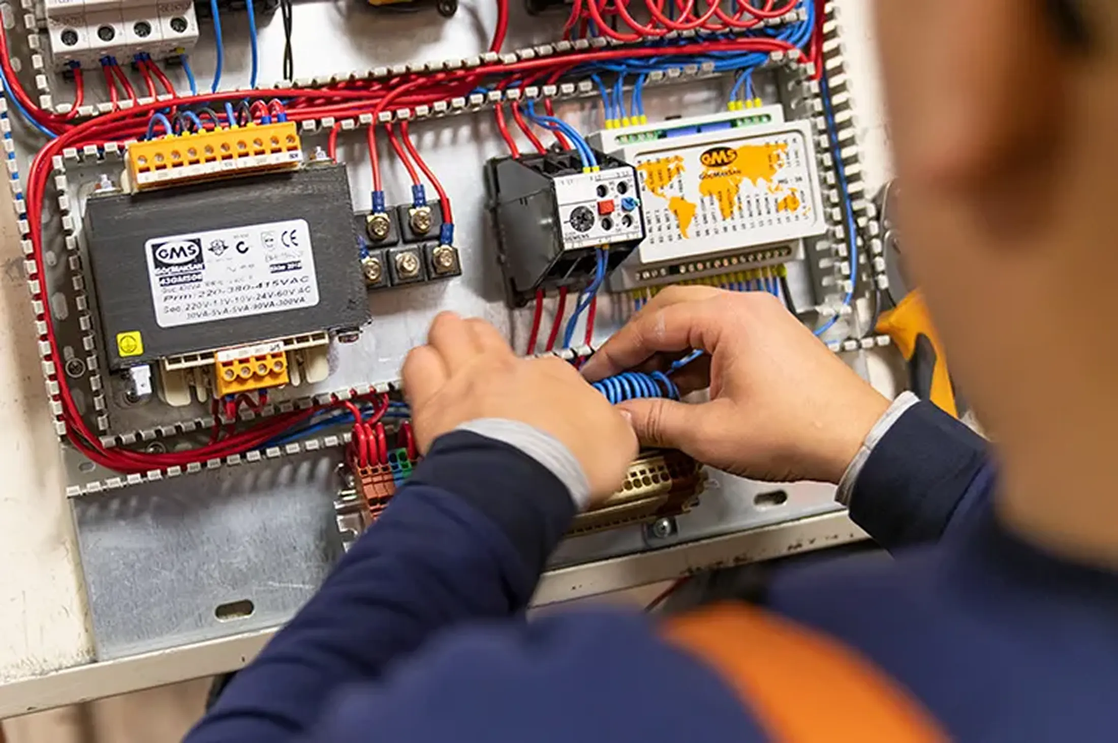 GMS Servicetechniker bei der Wartung einer Betonstahl-Biegemaschine im Werk Heilbronn