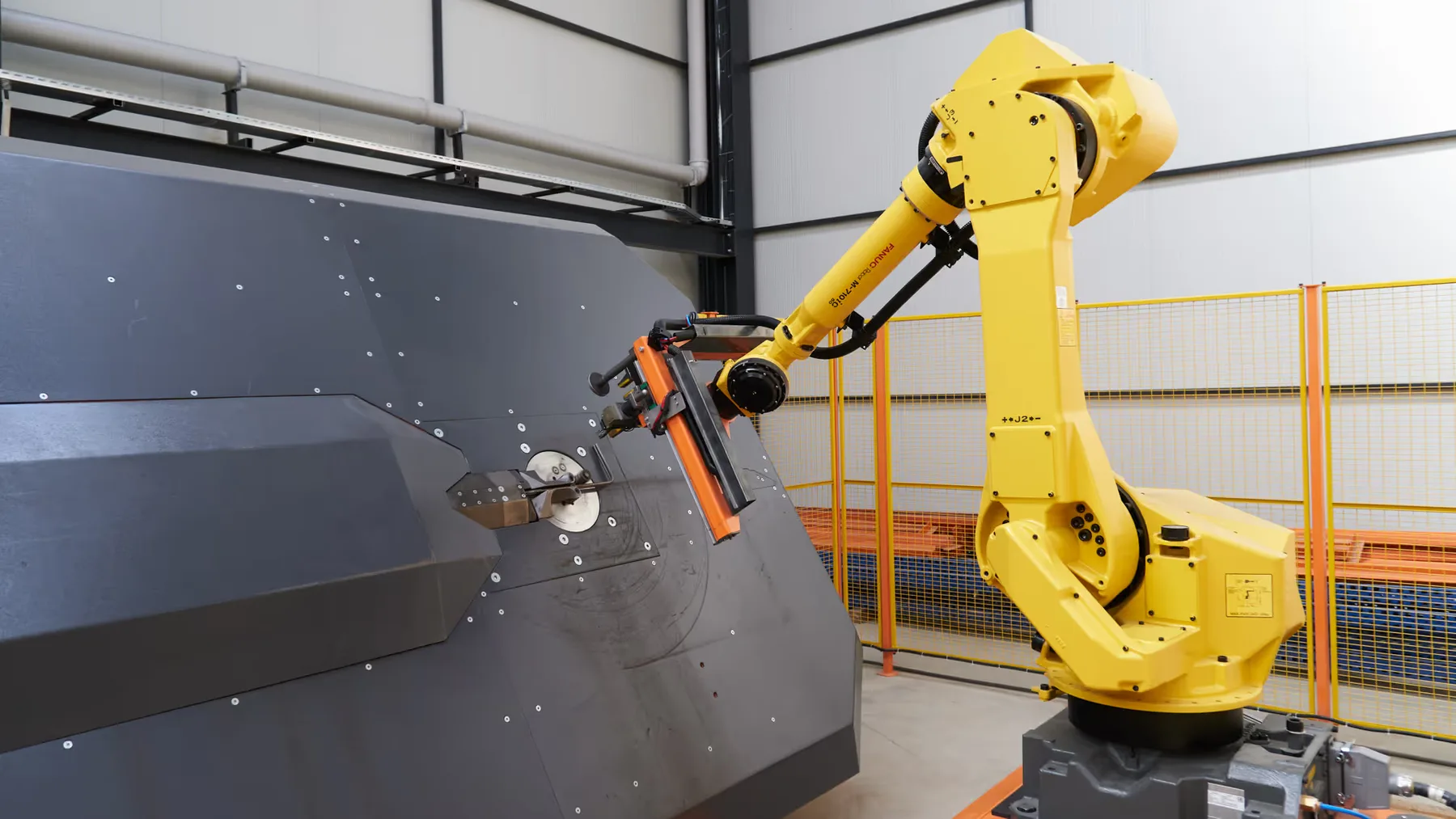Omnitron-Roboterarm am Biegekopf der SLS 12